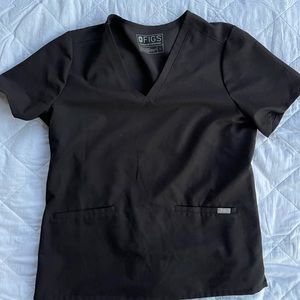 FIGS Casma Three-Pocket Scrub Top (black)